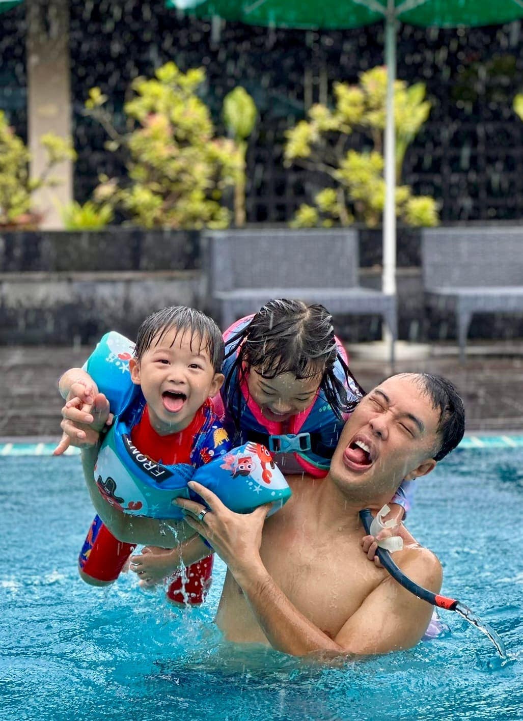 Philip playing with Sophie and George in the pool before leaving Mulu