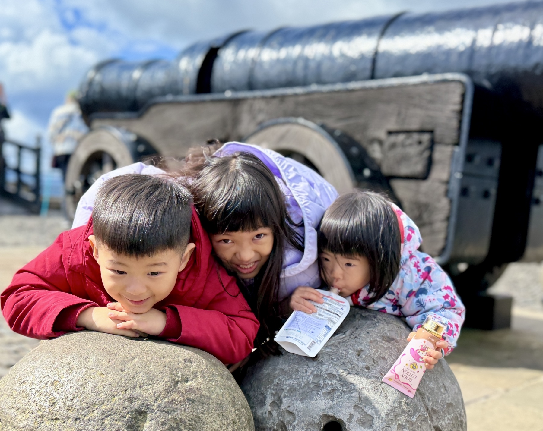 The children resting on cannonballs at Edinburgh Castle