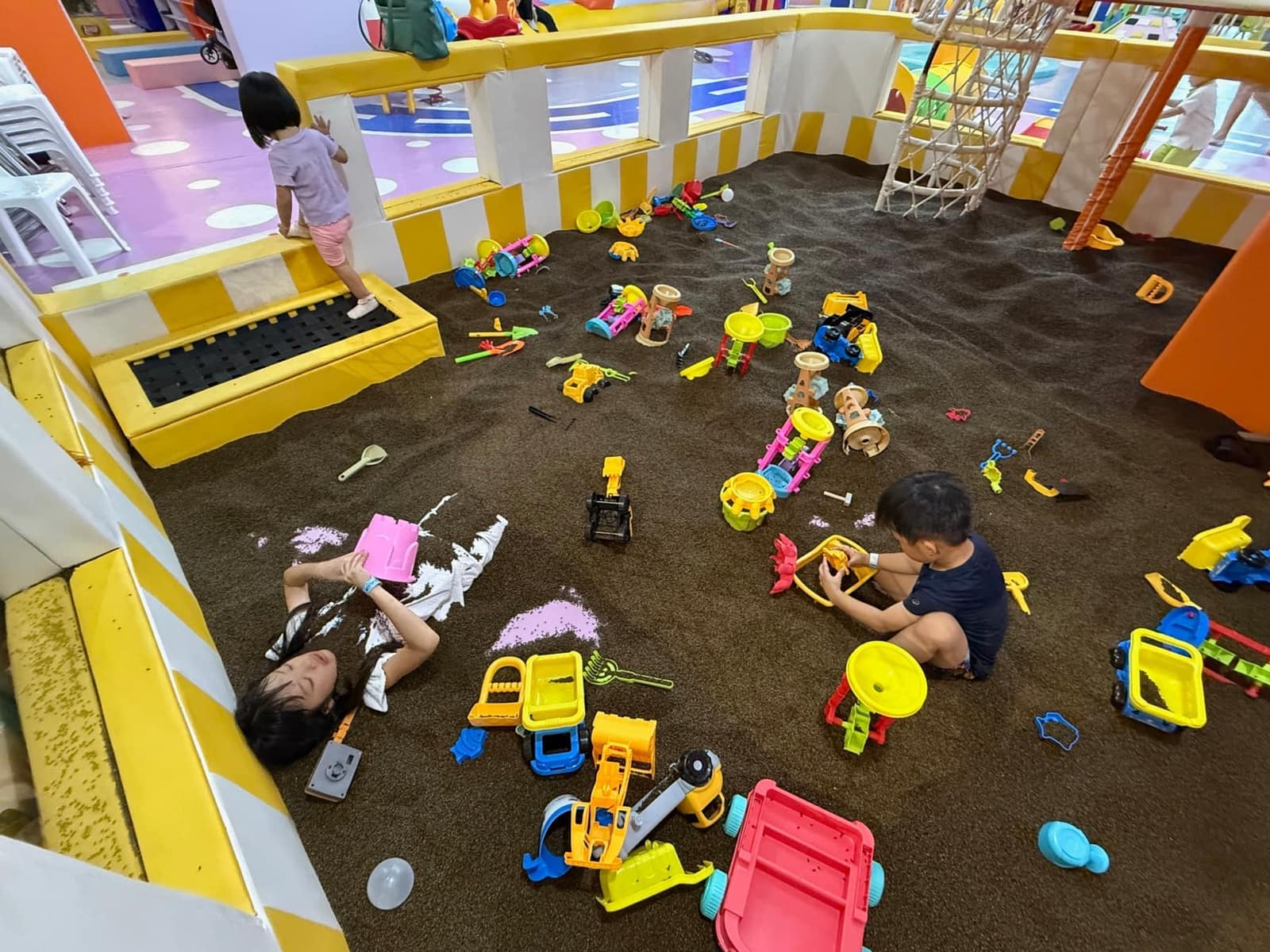 The children playing in Vientiane