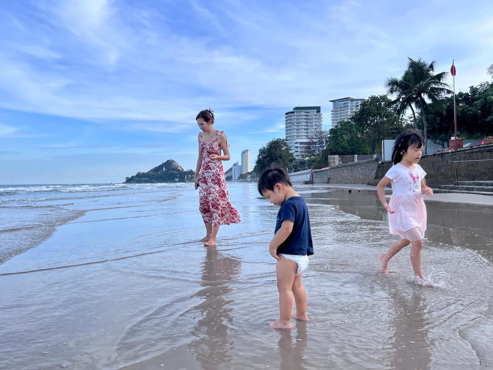 The children playing on Hua Hin beach