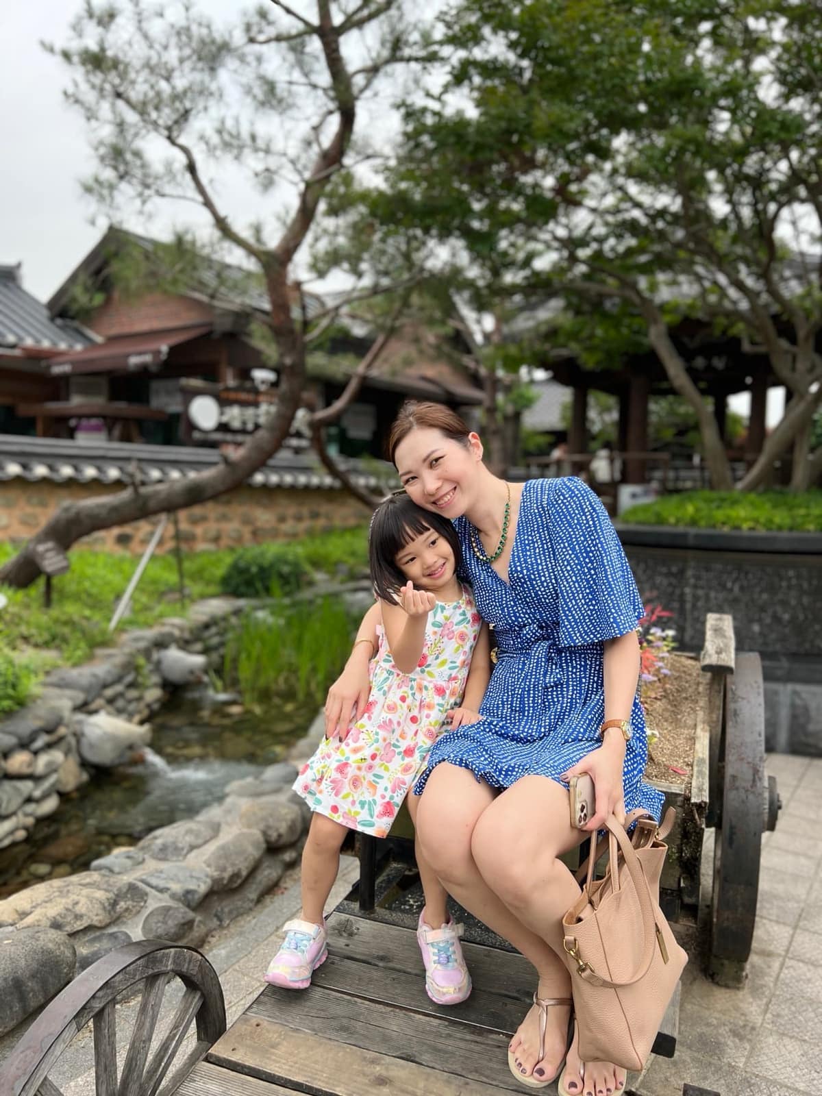 Vanessa and Sophie walking through Jeonju’s old town