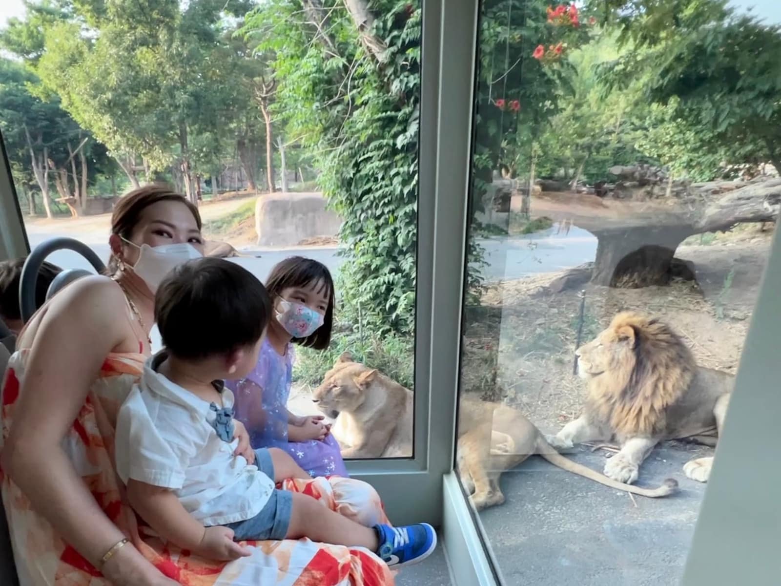 Vanessa and the children at Everland
