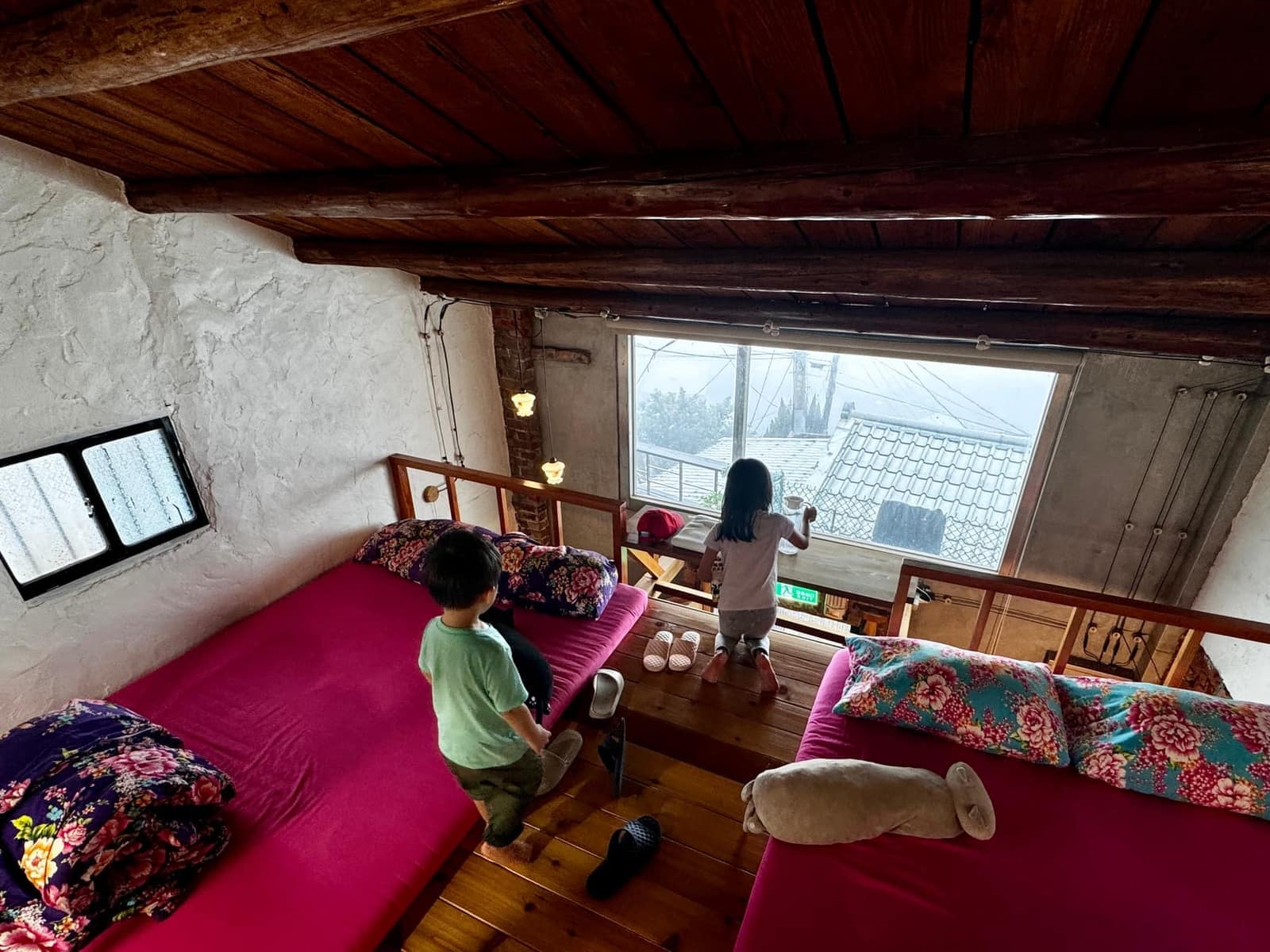 The children inside the old house where the family stayed overnight in Jiufen