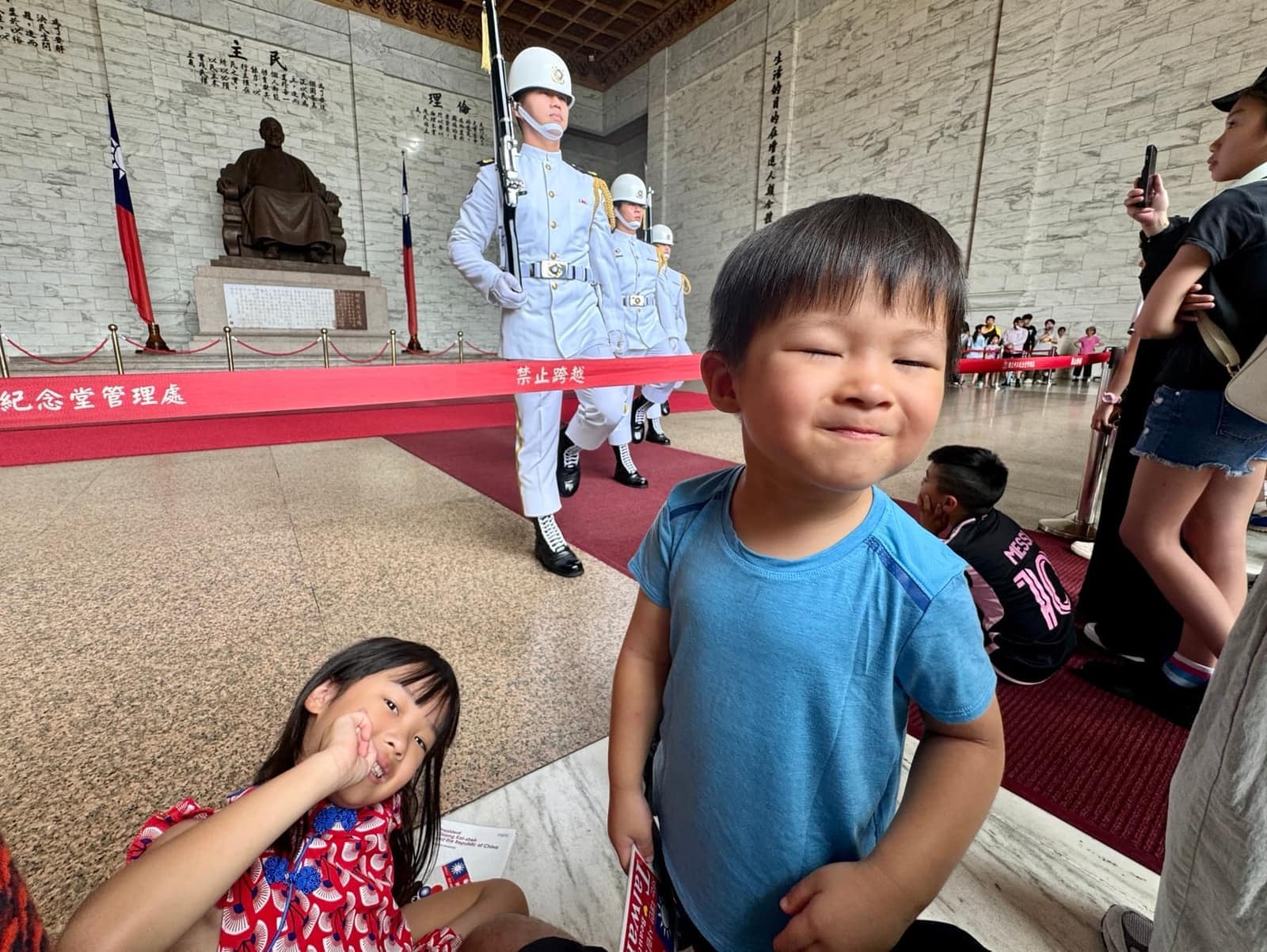 Sophie and George watching the honour guard inside Chiang Kai-shek Memorial Hall