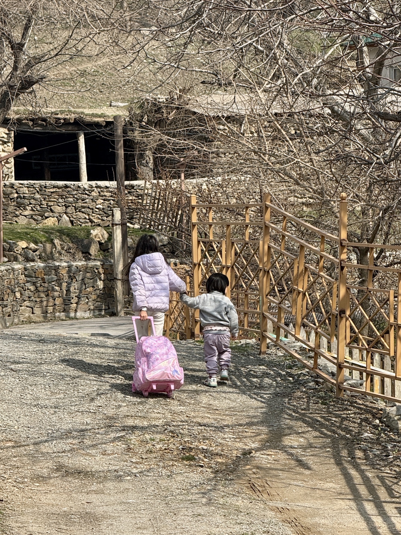 Sophie and George walking into Hayat Guesthouse in the Nuratau Mountains